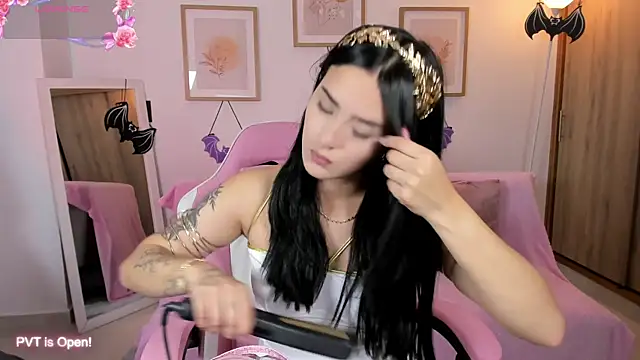 Snapshot of Veronica_isaza__ chatting on 10.10.25 Veronica isaza online show from 10.10.25