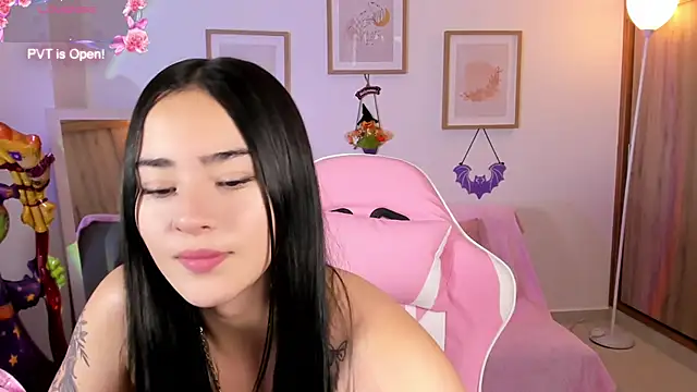 Snapshot of Veronica_isaza__ chatting on 10.21.25 Veronica isaza online show from 10.21.25