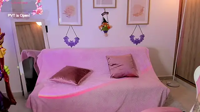 Snapshot of Veronica_isaza__ chatting on 10.22.25 Veronica isaza online show from 10.22.25