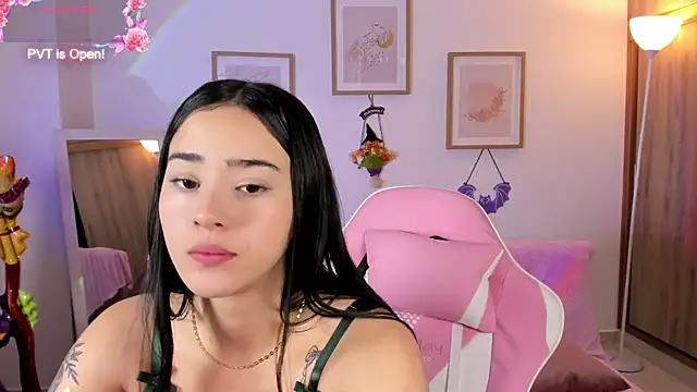 Snapshot of Veronica_isaza__ chatting on 10.23.25 Veronica isaza online show from 10.23.25