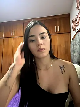 Snapshot of Veronica_isaza__ chatting on 11.15.25 Veronica isaza online show from 11.15.25
