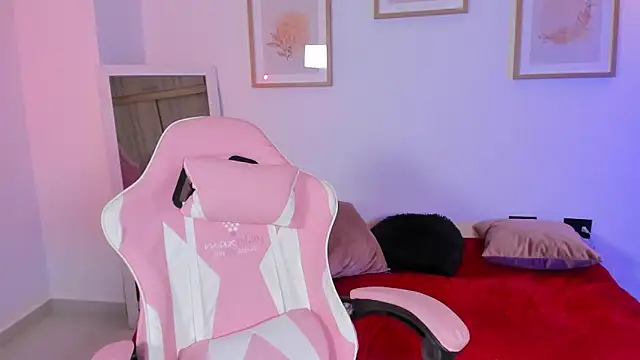 Snapshot of Veronica_isaza__ chatting on 11.19.25 Veronica isaza online show from 11.19.25