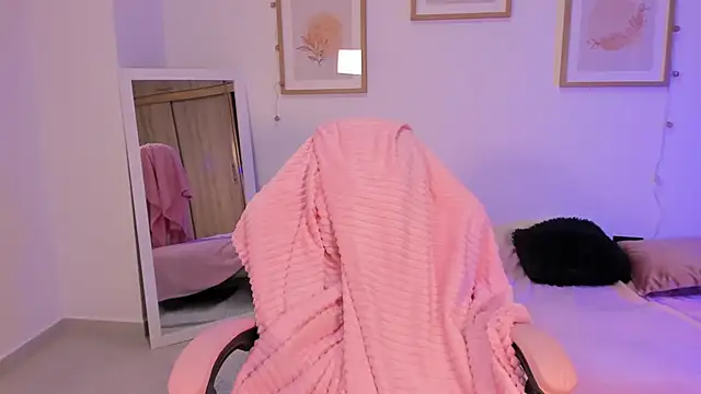 Snapshot of Veronica_isaza__ chatting on 11.21.25 Veronica isaza online show from 11.21.25