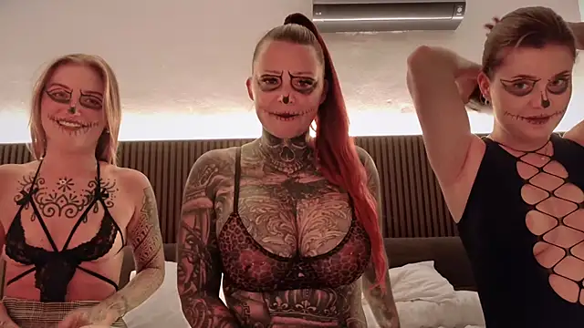 Snapshot of Inked_lorena chatting on 10.31.25 Inked lorena online show from 10.31.25