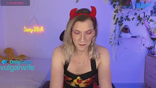 Snapshot of vulgar_wife chatting on 10.26.25 vulgar wife online show from 10.26.25