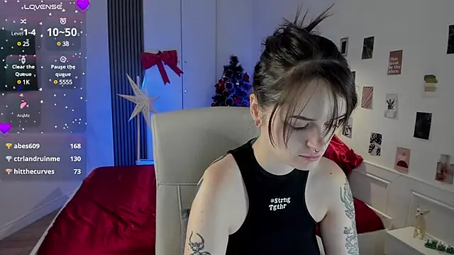 Snapshot of SashaSunlight chatting on 12.29.24 SashaSunlight online show from 12.29.24