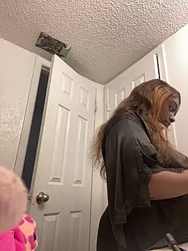 Snapshot of LillShayy chatting on 12.17.25 LillShayy online show from 12.17.25