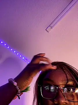 Snapshot of LillShayy chatting on 12.18.25 LillShayy online show from 12.18.25