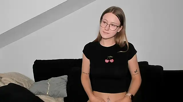 Snapshot of laurasommer chatting on 05.19.26 laurasommer online show from 05.19.26