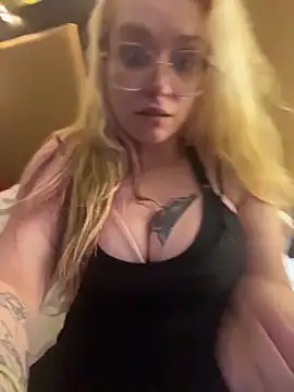 Snapshot of Lalalynn chatting on 03.05.26 Lalalynn online show from 03.05.26