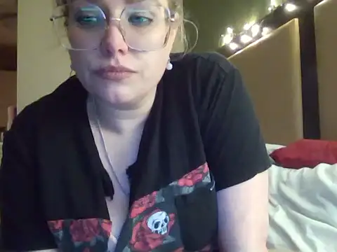 Snapshot of Lalalynn chatting on 03.09.26 Lalalynn online show from 03.09.26