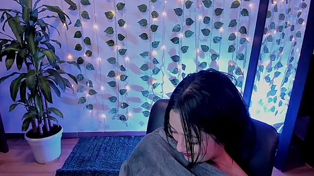 Snapshot of mariiana-diaz chatting on 02.04.25 mariiana-diaz online show from 02.04.25