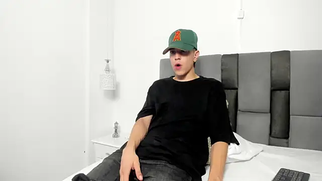 Snapshot of Dei_v_48 chatting on 02.14.25 Dei v 48 online show from 02.14.25