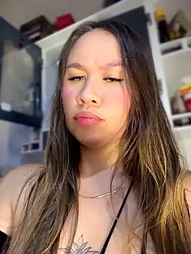 Snapshot of Emiily_lee chatting on 05.24.26 Emiily lee online show from 05.24.26