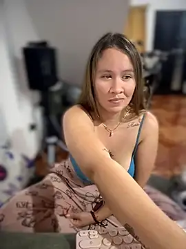 Snapshot of Emiily_lee chatting on 08.03.26 Emiily lee online show from 08.03.26
