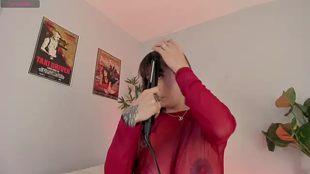 Snapshot of iriiina_veneno chatting on 09.29.25 iriiina veneno online show from 09.29.25