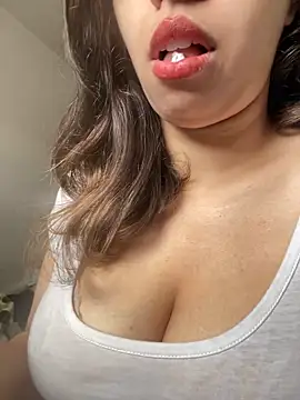 Snapshot of farah-36 chatting on 12.20.24 farah-36 online show from 12.20.24