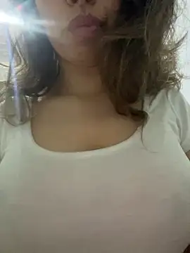 Snapshot of farah-36 chatting on 12.25.24 farah-36 online show from 12.25.24