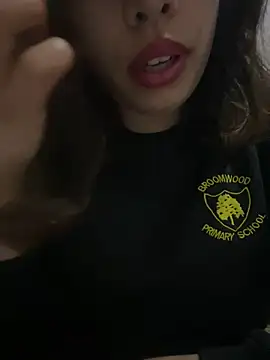 Snapshot of farah-36 chatting on 02.21.25 farah-36 online show from 02.21.25