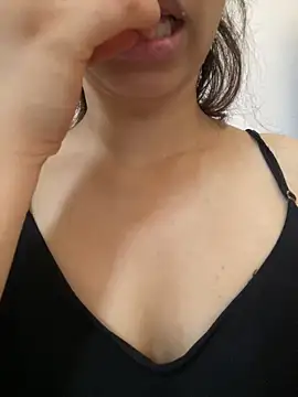 Snapshot of farah-36 chatting on 09.10.25 farah-36 online show from 09.10.25