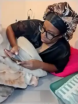 Snapshot of madamsensuale chatting on 12.20.25 madamsensuale online show from 12.20.25