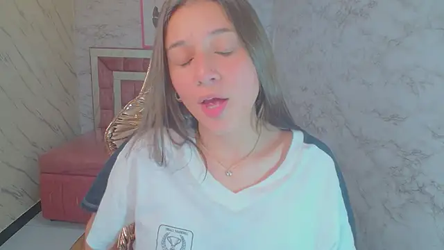 Snapshot of _Emily_v chatting on 12.04.24 Emily v online show from 12.04.24