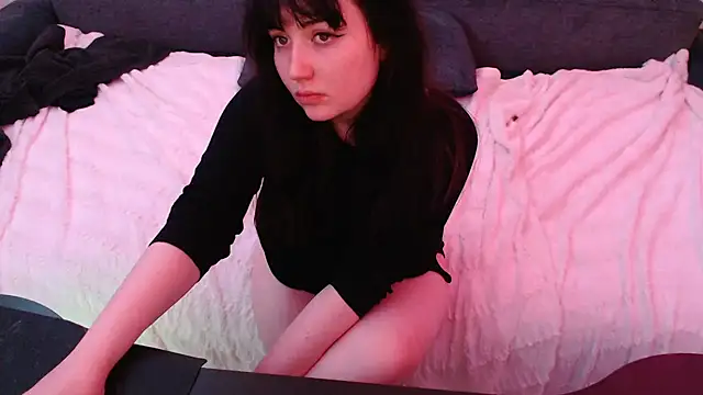 Snapshot of Lynylou chatting on 12.21.24 Lynylou online show from 12.21.24