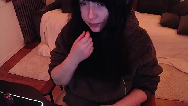 Snapshot of Lynylou chatting on 12.25.24 Lynylou online show from 12.25.24