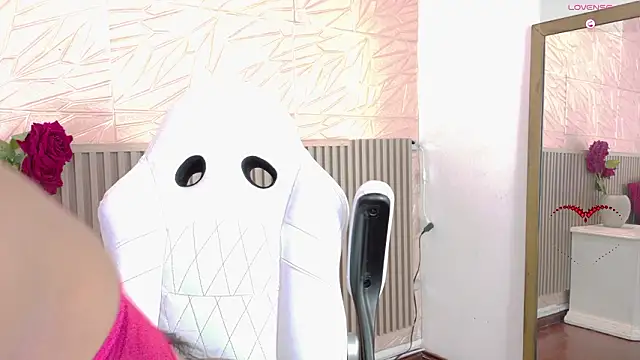 Snapshot of paula__cruzz chatting on 02.20.26 paula cruzz online show from 02.20.26