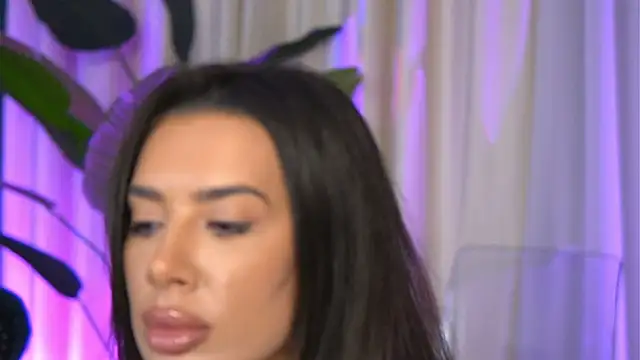 Snapshot of FoxieJullia chatting on 11.28.25 FoxieJullia online show from 11.28.25