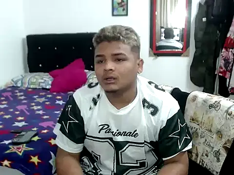 Snapshot of Boycuriousxxx chatting on 09.24.25 Boycuriousxxx online show from 09.24.25