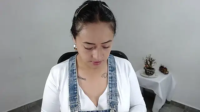 Snapshot of jjulietha95 chatting on 04.27.26 jjulietha95 online show from 04.27.26