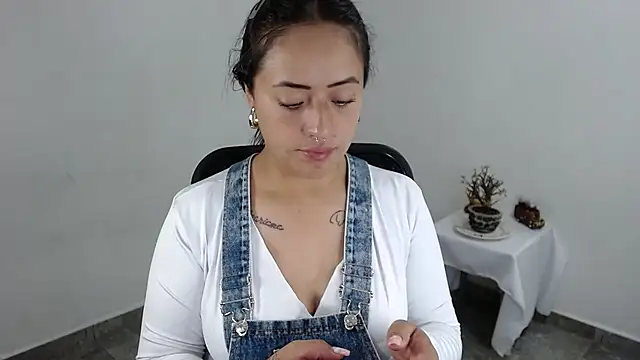 Snapshot of jjulietha95 chatting on 04.28.26 jjulietha95 online show from 04.28.26