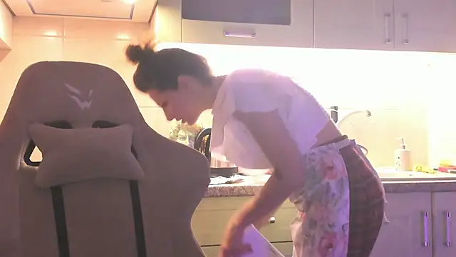 Snapshot of April_o_Nill chatting on 12.20.25 April o Nill online show from 12.20.25