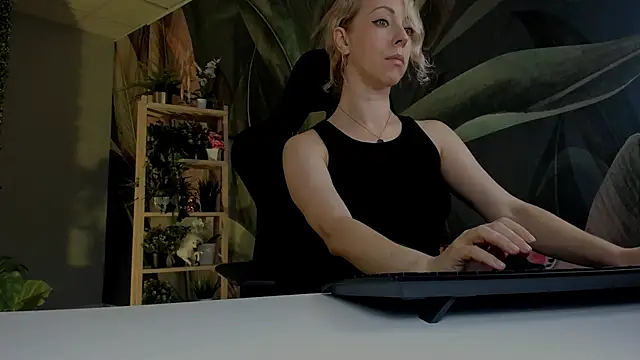 LylithSkye online show from 11.19.25