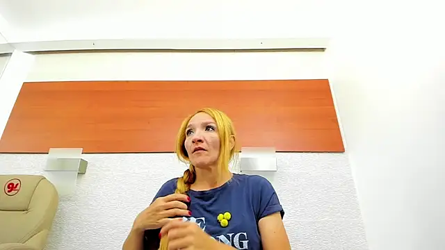 Snapshot of maddy_cartter chatting on 12.18.25 maddy cartter online show from 12.18.25