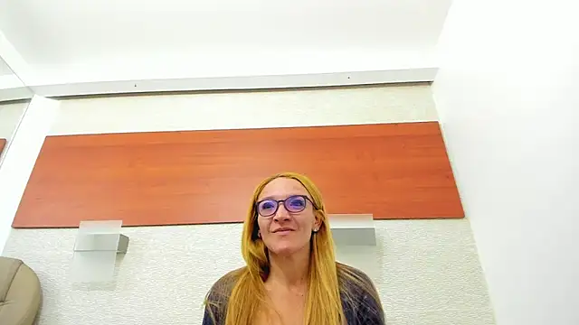 Snapshot of maddy_cartter chatting on 12.22.25 maddy cartter online show from 12.22.25