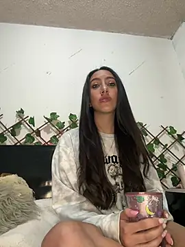 Snapshot of FrancellyHot chatting on 12.12.24 FrancellyHot online show from 12.12.24