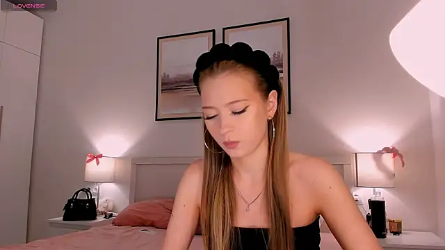 Snapshot of diana_nier chatting on 05.27.26 diana nier online show from 05.27.26