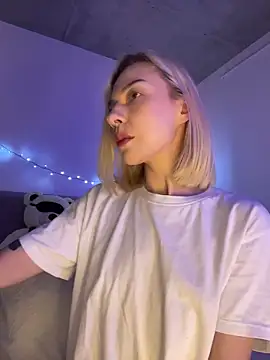 Snapshot of _urbestie_ chatting on 04.19.26 urbestie online show from 04.19.26