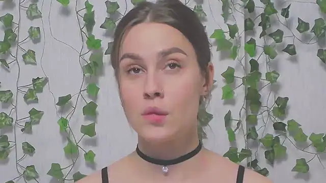 Snapshot of MiaNell chatting on 02.28.25 MiaNell online show from 02.28.25