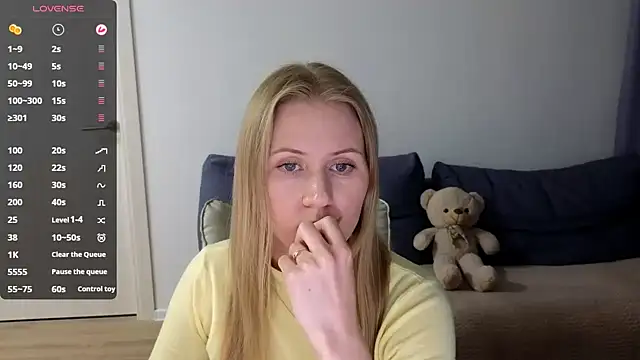 Snapshot of IsabelAllen chatting on 09.24.25 IsabelAllen online show from 09.24.25