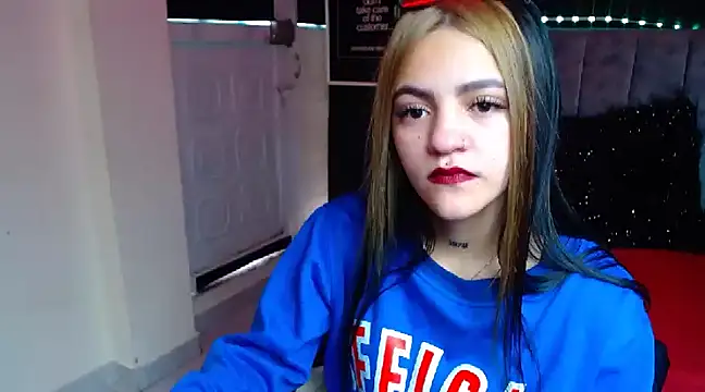 Snapshot of Violettasquirt chatting on 01.15.25 Violettasquirt online show from 01.15.25