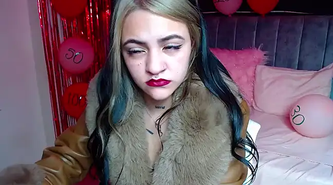 Snapshot of Violettasquirt chatting on 02.15.25 Violettasquirt online show from 02.15.25