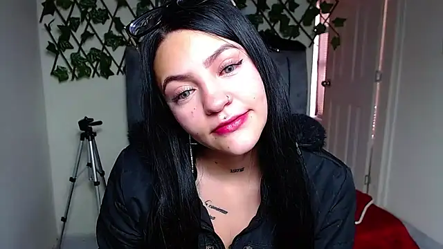 Snapshot of Violettasquirt chatting on 05.25.26 Violettasquirt online show from 05.25.26
