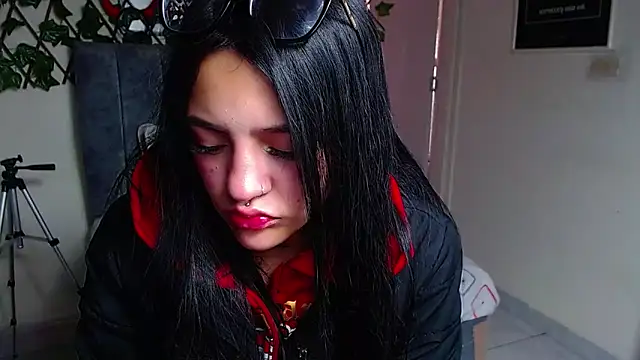 Snapshot of Violettasquirt chatting on 06.11.26 Violettasquirt online show from 06.11.26