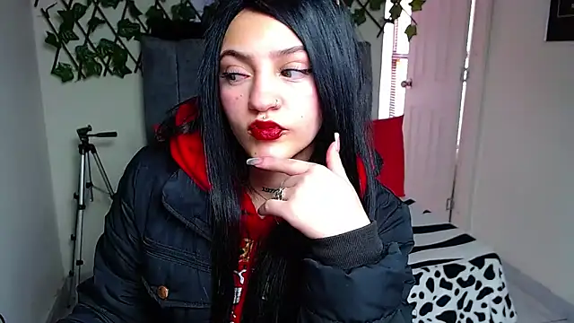 Snapshot of Violettasquirt chatting on 06.19.26 Violettasquirt online show from 06.19.26
