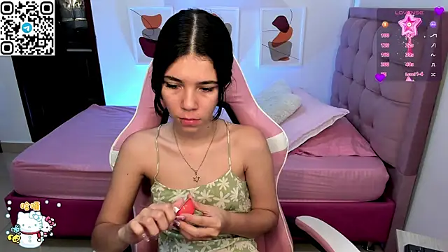 Snapshot of sofi_cute01 chatting on 12.30.24 sofi cute01 online show from 12.30.24