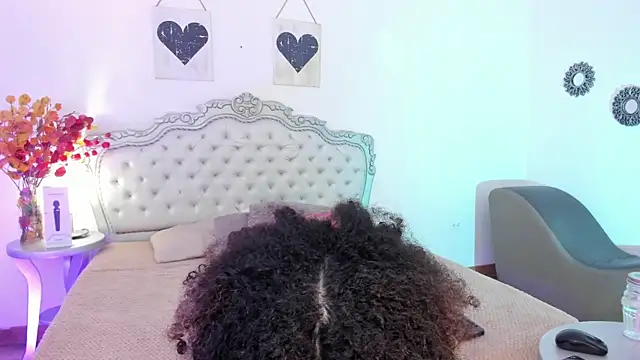 Snapshot of NiaColusi chatting on 03.06.25 NiaColusi online show from 03.06.25