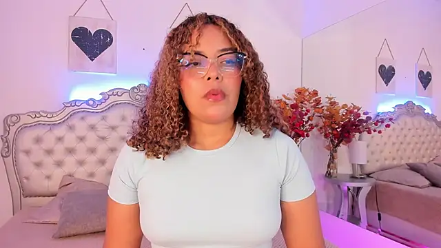 Snapshot of NiaColusi chatting on 09.08.25 NiaColusi online show from 09.08.25